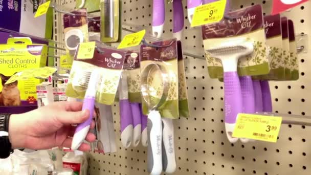 Man aankoop kat vergieten mes op pet store — Stockvideo