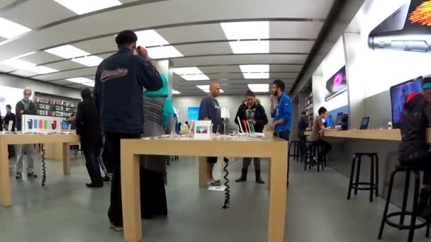 Personas jugando nuevo iphone dentro de la tienda de Apple en Coquitlam BC Canadá . — Vídeos de Stock