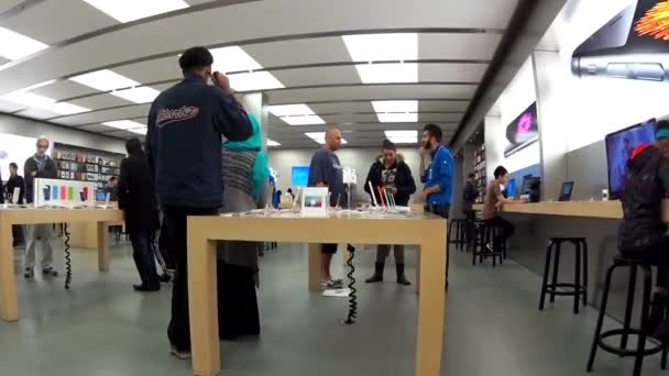 Coquitlam Bc Kanada içinde elma stok içinde yeni iphone oynayanlar. — Stok video