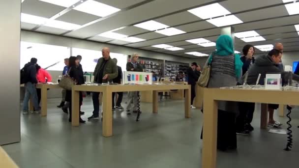在高贵林公元前加拿大苹果店内打新 iphone 的人. — 图库视频影像