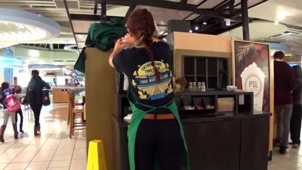 Starbucks werknemer inrichtend beker deksel — Stockvideo