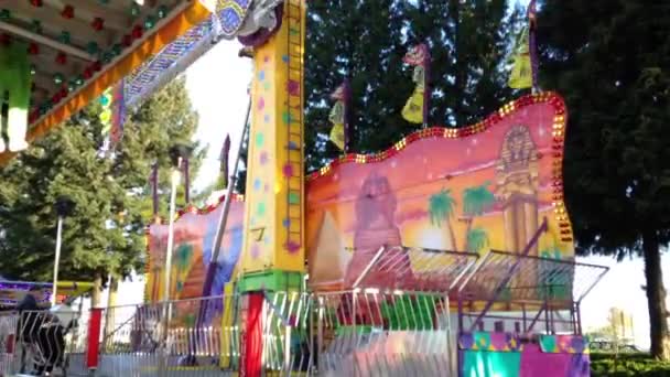 Gente divirtiéndose en el Carnaval de Diversiones de la Costa Oeste — Vídeos de Stock