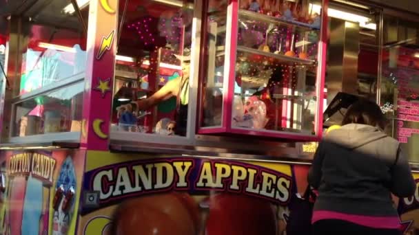 Candy jabłka stoisko na zachodnim wybrzeżu zabawy karnawałowe — Wideo stockowe