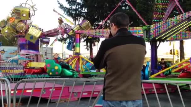 Père prenant une photo pour sa famille — Video