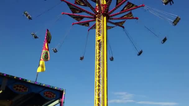 Lidé se baví na západním pobřeží zábavu karneval — Stock video