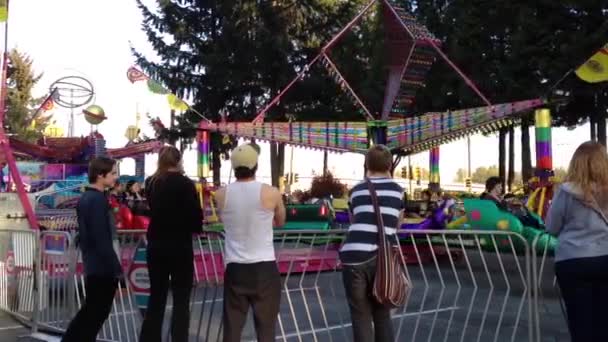 Gente divirtiéndose en el Carnaval de Diversiones de la Costa Oeste — Vídeos de Stock