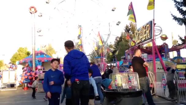 Gente divirtiéndose en el Carnaval de Diversiones de la Costa Oeste — Vídeo de stock