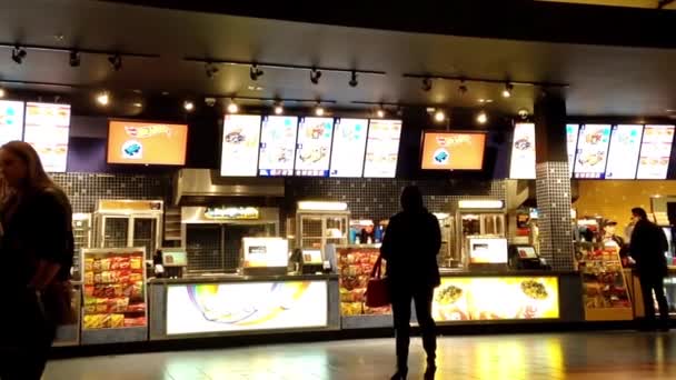 Människor line up för köpa mat på cinema — Stockvideo