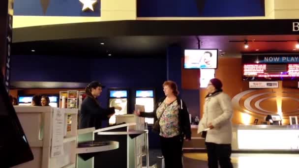 Arbetstagaren får biljetten film på bio entré — Stockvideo