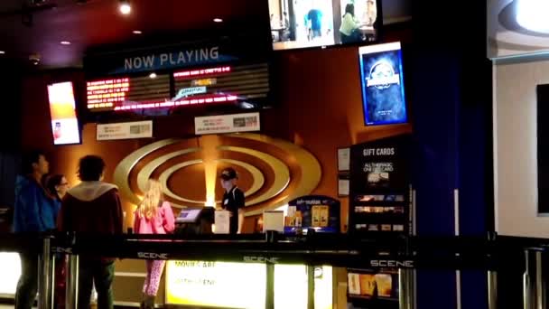 Menschen stehen Schlange, um Kinokarten zu kaufen — Stockvideo