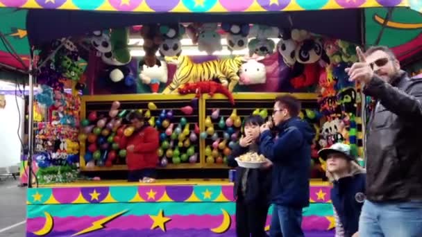 Un lado del dardo lanzar globos en el carnaval juego — Vídeo de stock