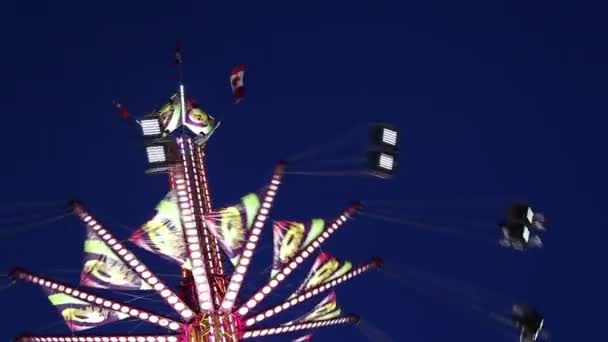 Strzał godziwej jazdy w nocy w Coquitlam playland, Bc Kanada. — Wideo stockowe