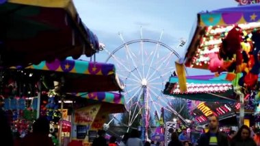 West Coast eğlenceleri karnavalda eğleniyor insanlar