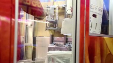 İşçi kesme patates West Coast eğlenceleri karnavalında kapatın