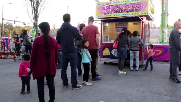 As pessoas fazem fila para comprar ingressos no Carnaval de Diversões da Costa Oeste — Vídeo de Stock