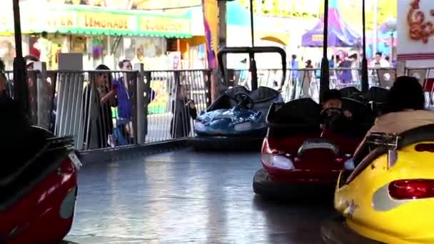 Botsauto's rijden in beweging op de West Coast Amusements carnaval — Stockvideo