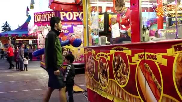 Voedsel stand op de West Coast Amusements carnaval — Stockvideo