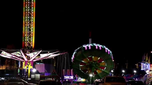 Gente divirtiéndose en el Carnaval de Diversiones de la Costa Oeste — Vídeos de Stock