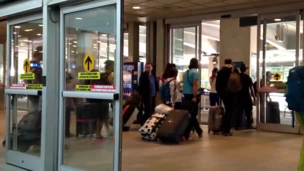 Één kant van ingang in Yvr luchthaven. — Stockvideo