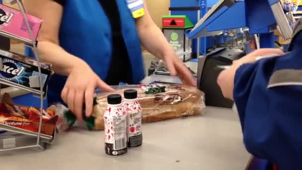 Un lado del mostrador de salida dentro de la tienda Walmart en Port Coquitlam, Canadá . — Vídeos de Stock