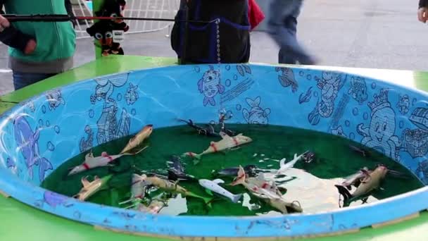 Les gens qui jouent au jeu de poisson au carnaval des Amusements de la côte ouest — Video