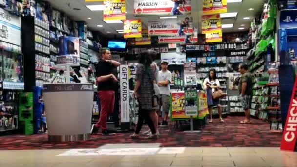 Un lado de la tienda de videojuegos dentro del centro comercial Coquitlam — Vídeos de Stock