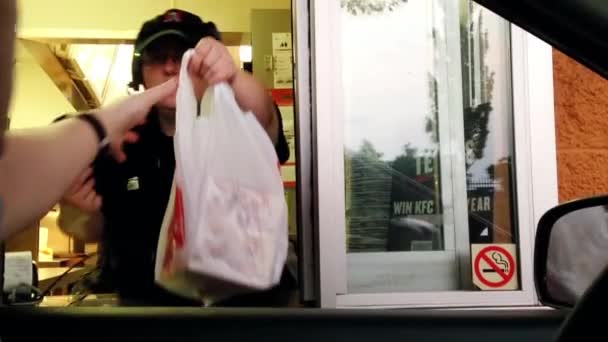 Carro na unidade KFC através de para pegar a ordem em Coquitlam BC Brasil . — Vídeo de Stock