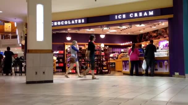 Jedna strana čokoládovou zmrzlinu obchod uvnitř Coquitlam nákupní centrum — Stock video
