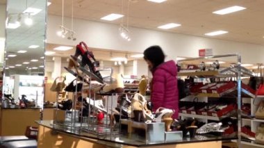 İnsanlar Sears mağazasından bir ayakkabı arıyorum