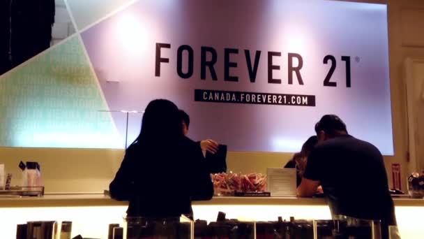 Línea de compradores en el mostrador de salida dentro de la tienda Forever 21 en Burnaby BC Canadá . — Vídeos de Stock