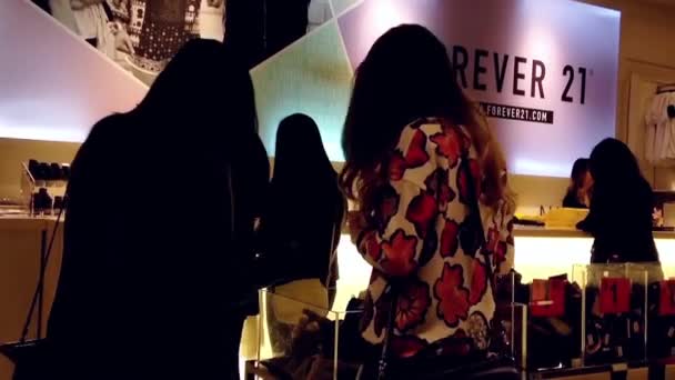 Shopper radas upp på kolla counter inne Forever 21 butiken i Burnaby Bc Kanada. — Stockvideo