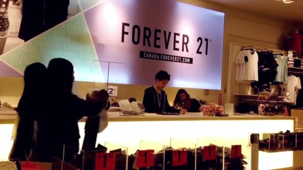 Shopper řádek nahoru v rezervaci čítač uvnitř Forever 21 obchod v Burnaby Bc Kanada. — Stock video