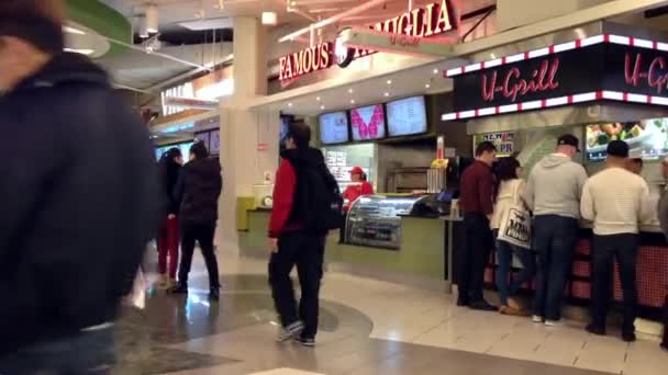 La gente hace cola para comprar comida en el área del patio de comidas dentro del centro comercial Burnaby — Vídeos de Stock