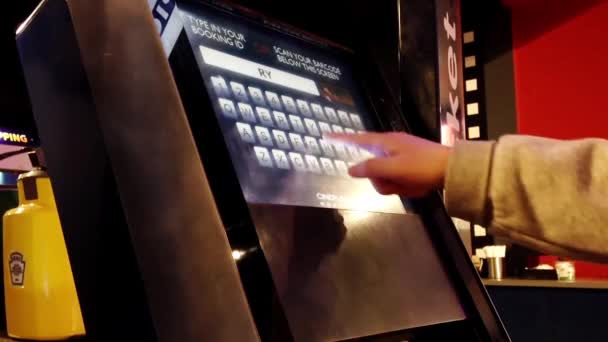 Primer plano mujer impresión película ticket en silvercity vip cineplex — Vídeo de stock