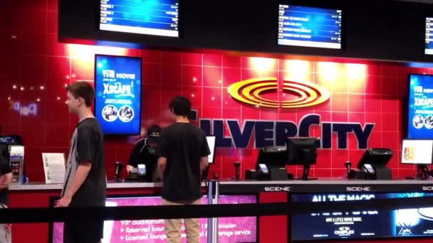Leute stehen Schlange, um Kinokarten im silvercity vip cineplex zu kaufen — Stockvideo