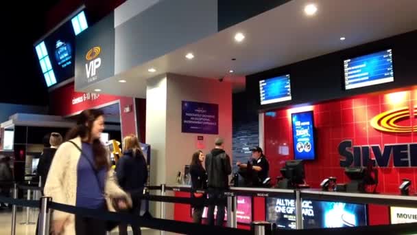 Leute stehen Schlange, um Kinokarten im silvercity vip cineplex zu kaufen — Stockvideo