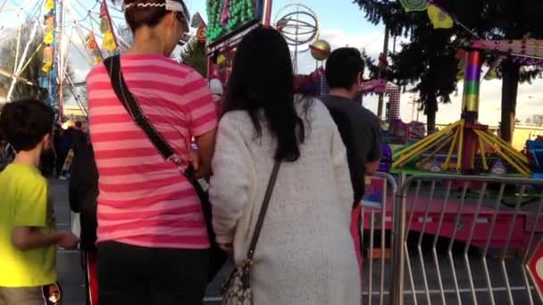 Pessoas se divertindo no Carnaval de Diversões da Costa Oeste — Vídeo de Stock