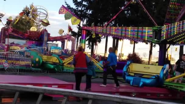 Människor att ha roligt på västkusten Amusements Carnival — Stockvideo
