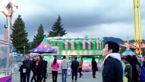 Mensen plezier op de West Coast Amusements carnaval — Stockvideo