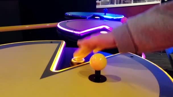 Close-up van mensen spelen Pac-Man videogame — Stockvideo