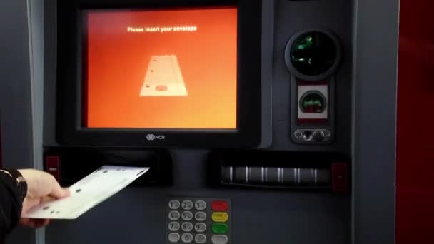 Деталь у mans рука вставки банківської картки на диску через банкомат — стокове відео