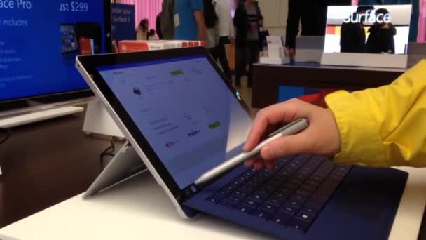 Gente jugando nueva computadora en la tienda de Microsoft en Burnaby BC Canada — Vídeo de stock