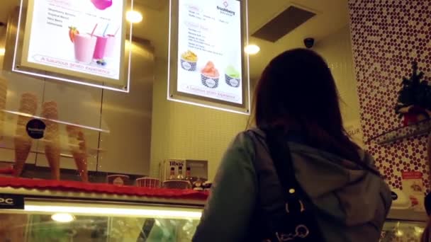 Mujer pidiendo helado en la cafetería del patio de comidas . — Vídeos de Stock