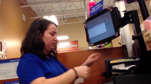 Ελκυστική γυναίκα εργαζόμενη στο checkout μετρητή μέσα petsmart κατάστημα. — Αρχείο Βίντεο