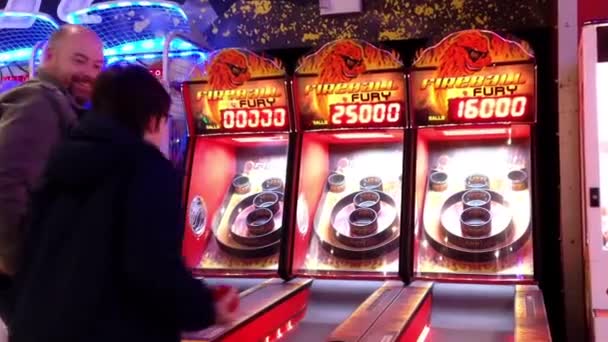 Father and son playing fireball game at cineplex — Stock Video