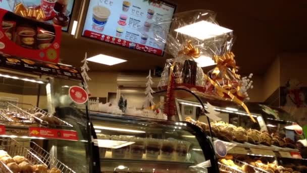 Close-up van uitchecken teller binnen Tim hortons — Stockvideo