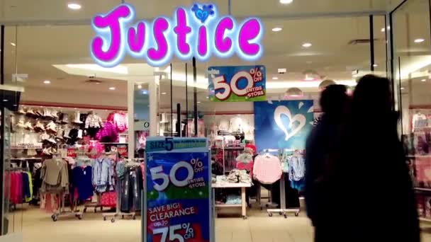 Comprador dentro del centro comercial Burnaby frente a la tienda Justice — Vídeos de Stock