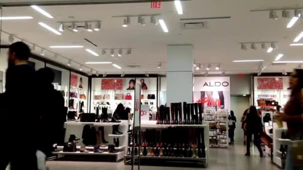 Ludzie szukam buty w sklepie obuwniczym w Burnaby Bc Kanada. — Wideo stockowe