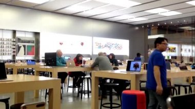 Müşteriler ve Dükkanı yardımcıları Apple Store'da Coquitlam Bc Kanada içinde hareket.