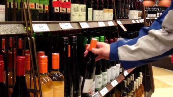 Bir el raf Şili şarap şişeleri alır. — Stok video